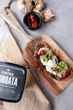 Tostada con burrata, tomates y ajo negro