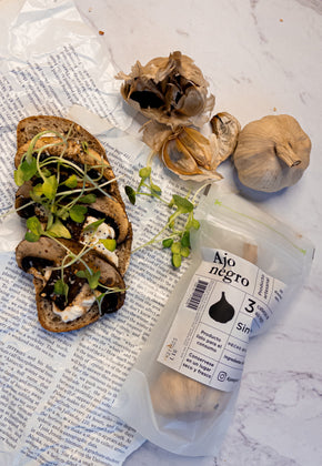 Tostadas de portobello con queso y ajo negro.