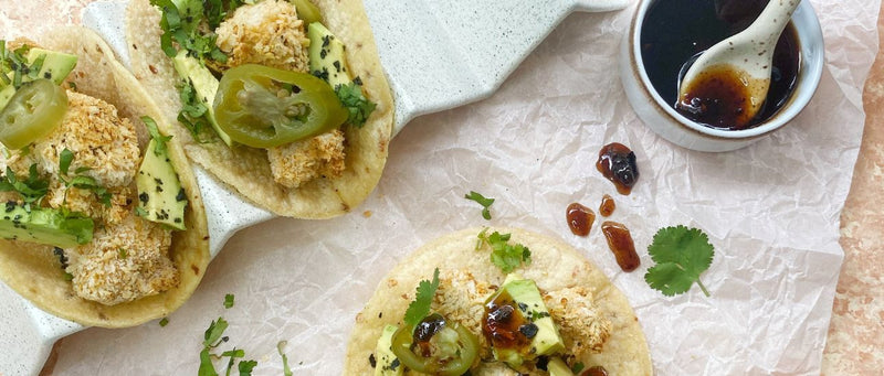 Tacos veganos de coliflor con miel picante de ajo negro