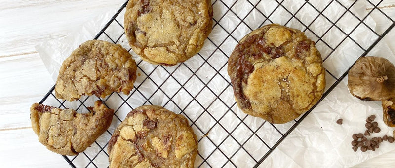 Galletas de chips de chocolate y ajo negro