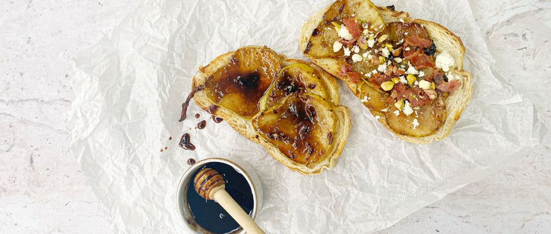 Peras confitadas con miel de ajo negro