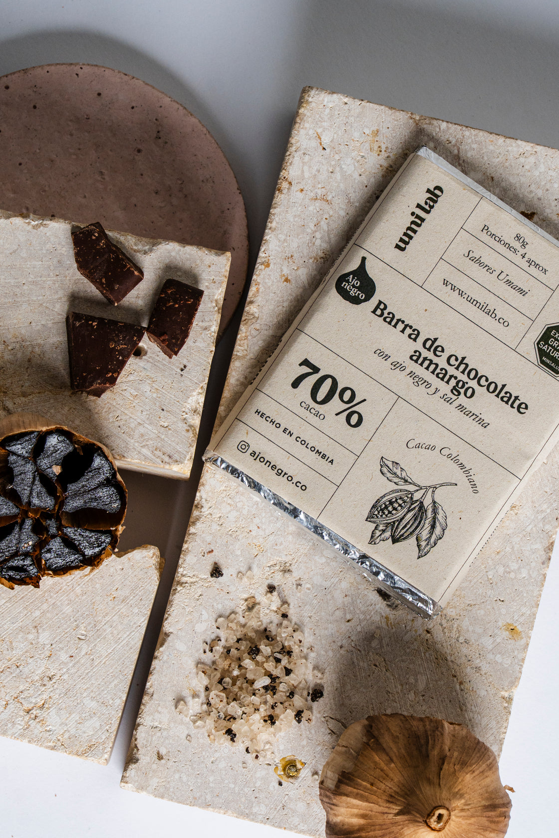 Barra de chocolate con Ajo negro y sal marina 70% cacao