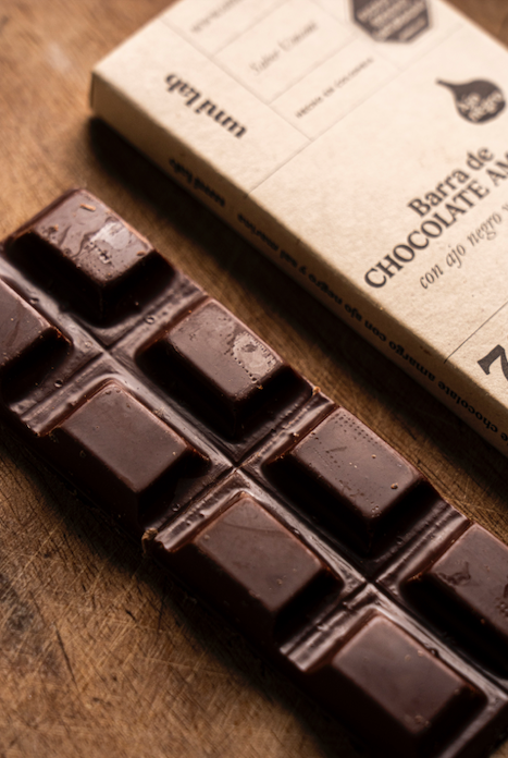 Barra de chocolate con Ajo negro y sal marina 70% cacao